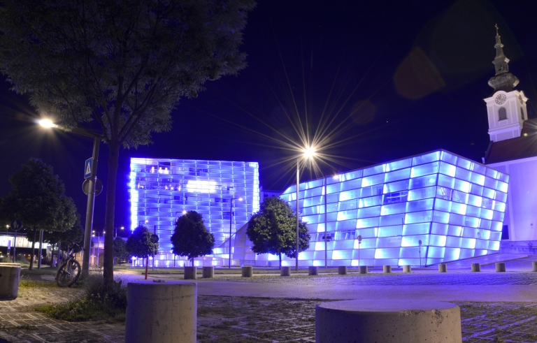 das Ars Electronica Center bei Nacht