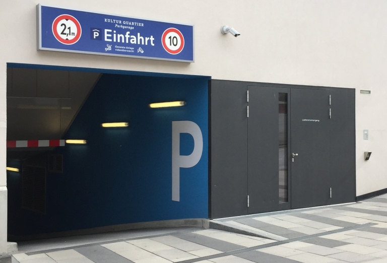 Einfahrt in die öffentliche Parkgarage