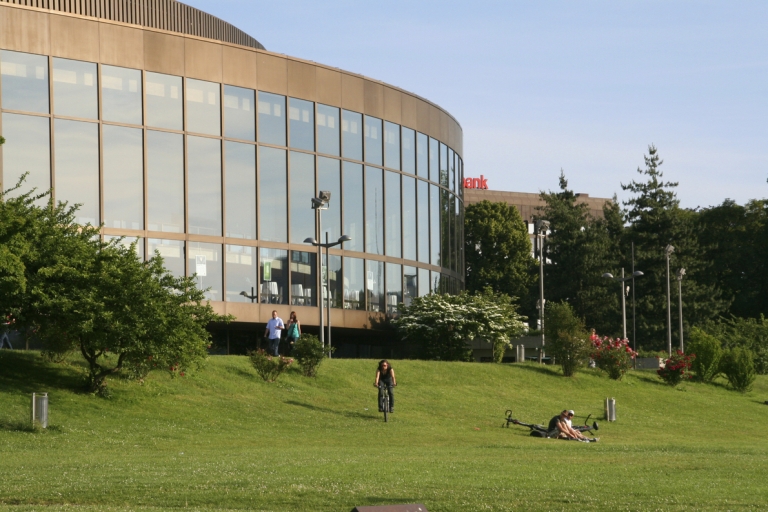 Brucknerhaus mit Grünfläche