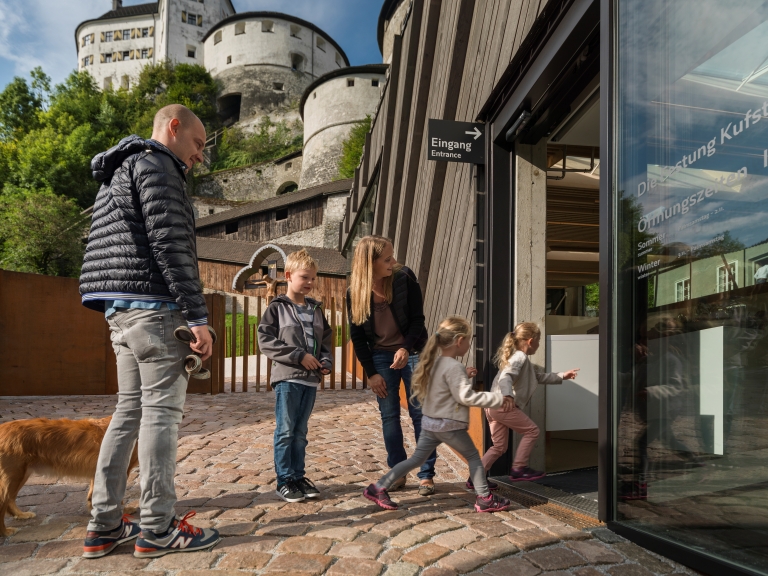 eine Familie beim Eingang der Festung Kufstein