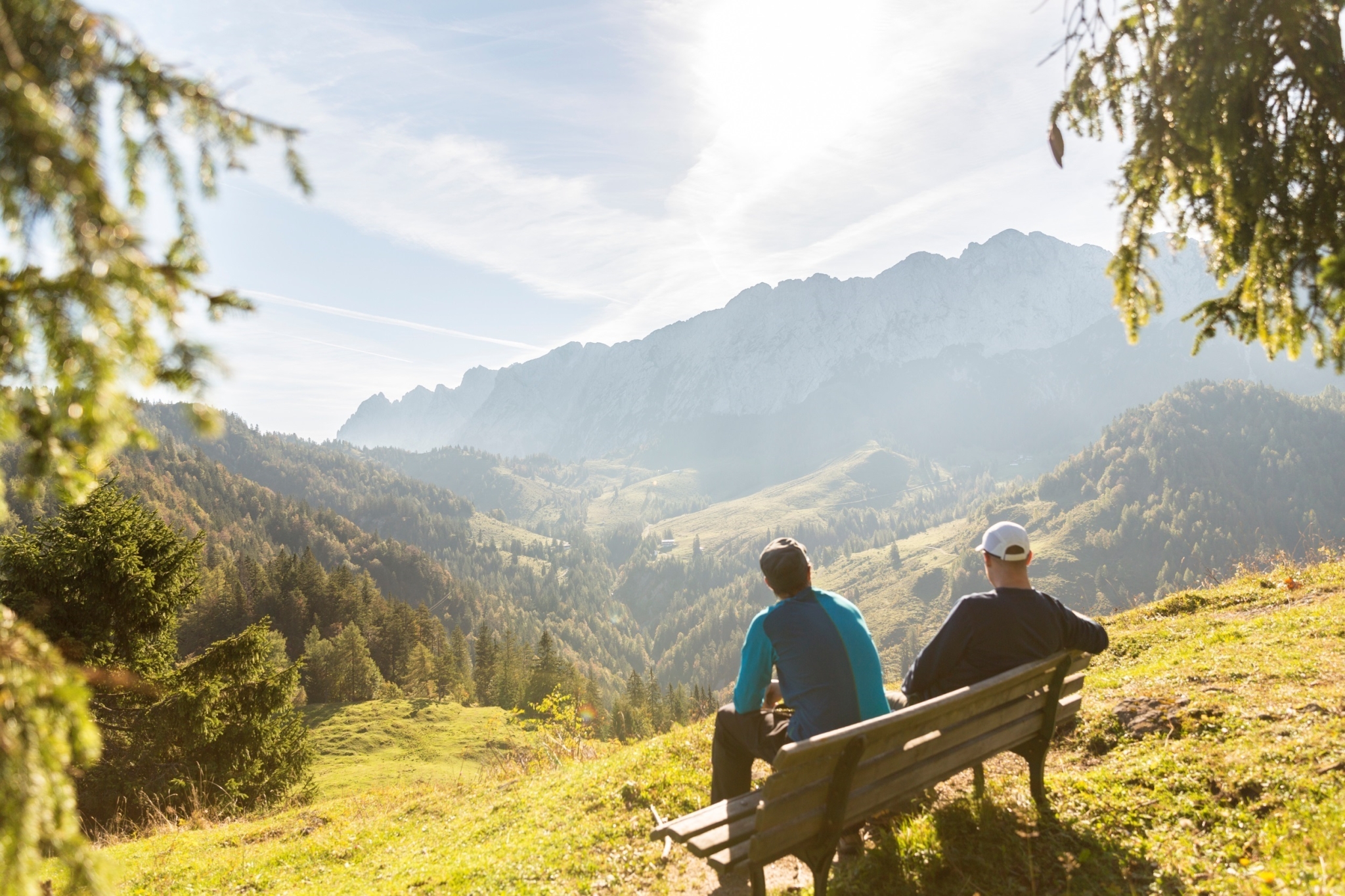 Menschen die die Wanderaussicht am Kaisergebierge genießen