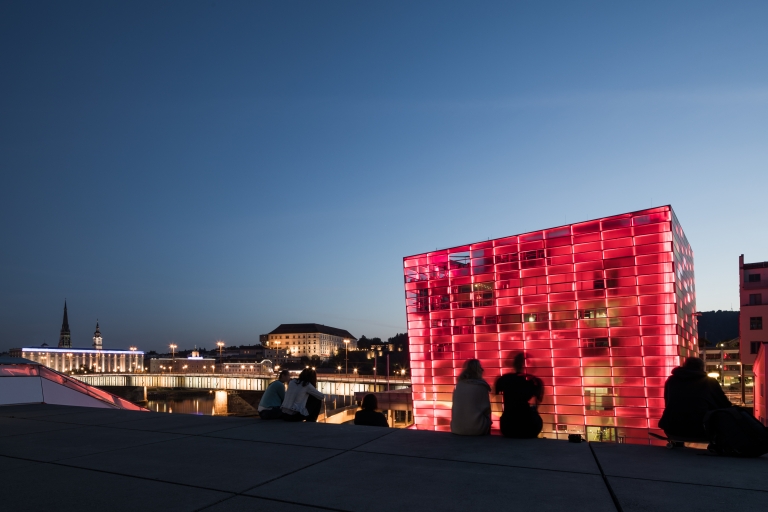 Nibelungenbruecke mit Blick auf Ars Electronica Center