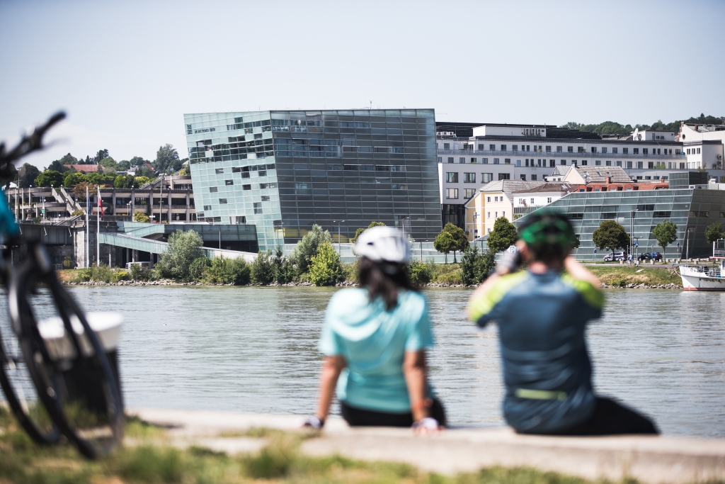 Radfahren am Donauradweg und den Ausblick auf die Stadt genießen