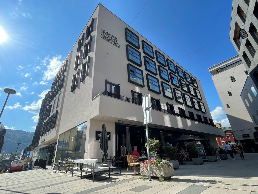 die Außenansicht vom arte Hotel Kufstein mit Fokus auf die Terrasse von Vitus und Urban