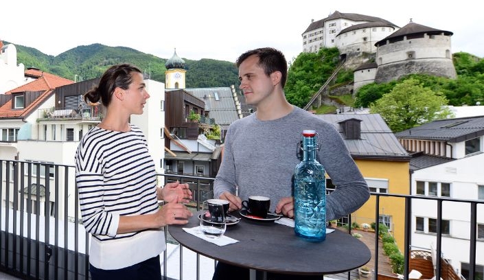 Seminar-Pausen-Terrasse mit Blick auf die Festung Kufstein