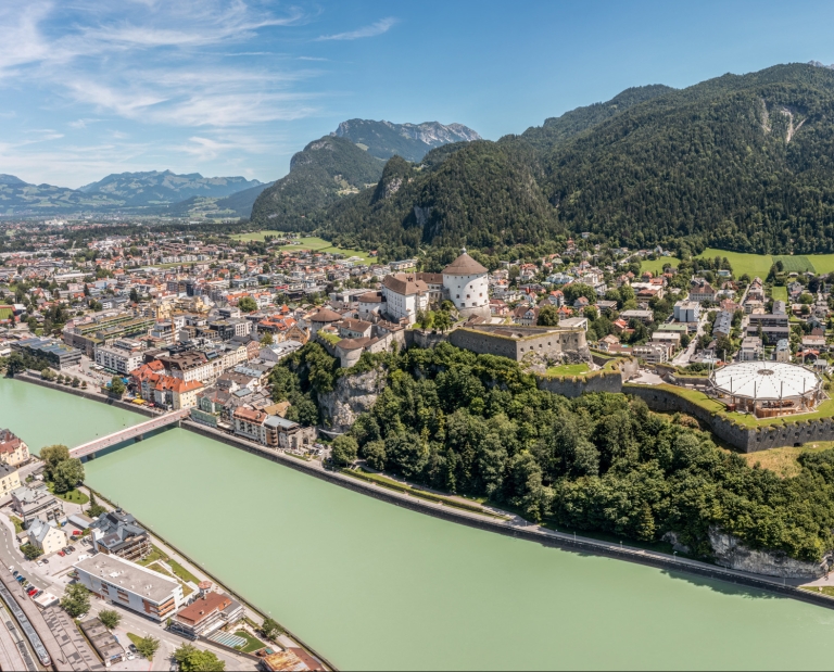 Bild von der Stadt Kufstein und dem Inn