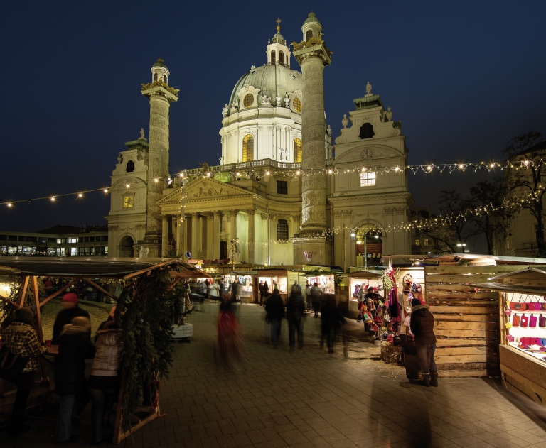 Adventmarkt bei der Karlskirche