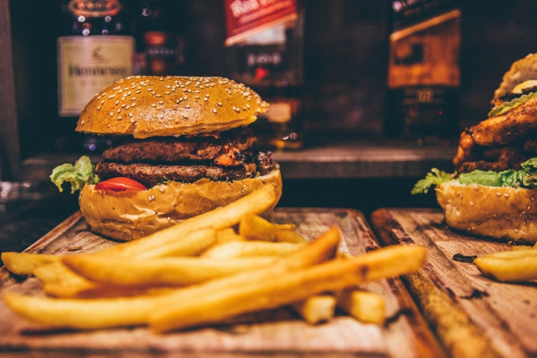 Burger mit Pommes