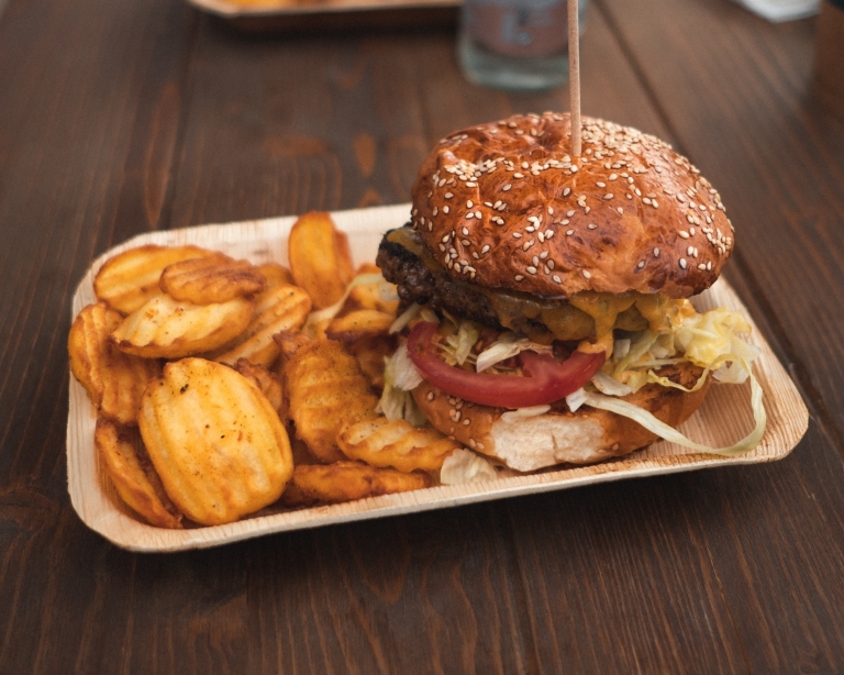 Burger mit Pommes