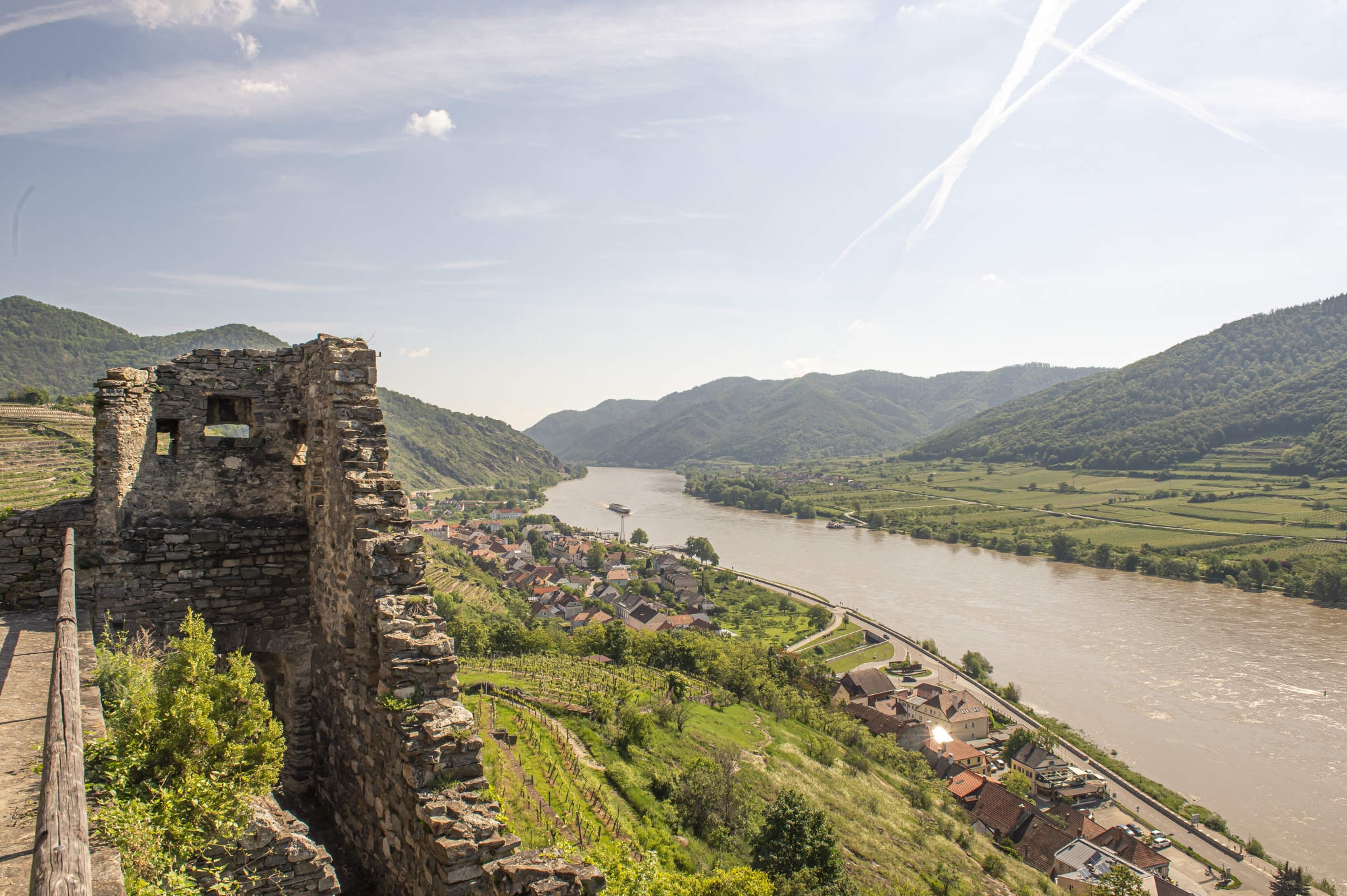 Ruine Hinterhaus mit schönen Ausblick auf die Donau und die Landschaft