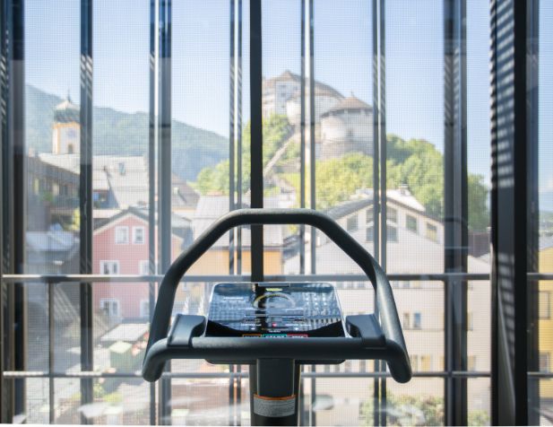 Fitnessbereich im SkySPA mit Aussicht auf die Festung Kufstein