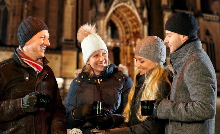 Menschen trinken Glühwein