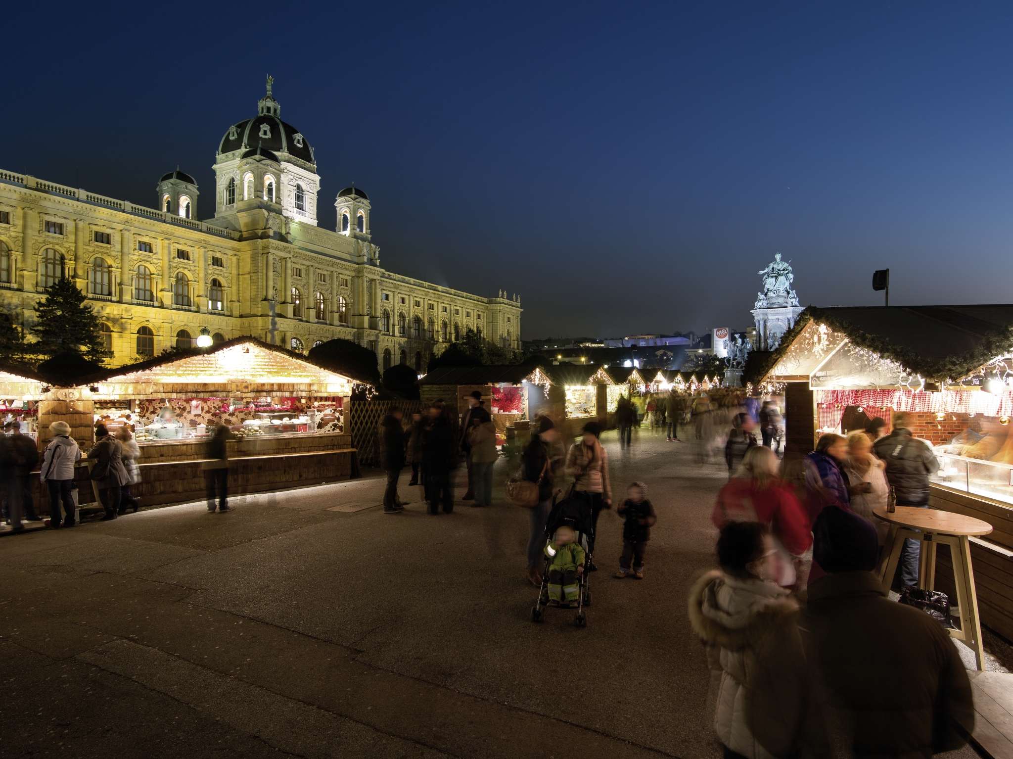 Weihnachtsdorf am Maria Theresien Platz